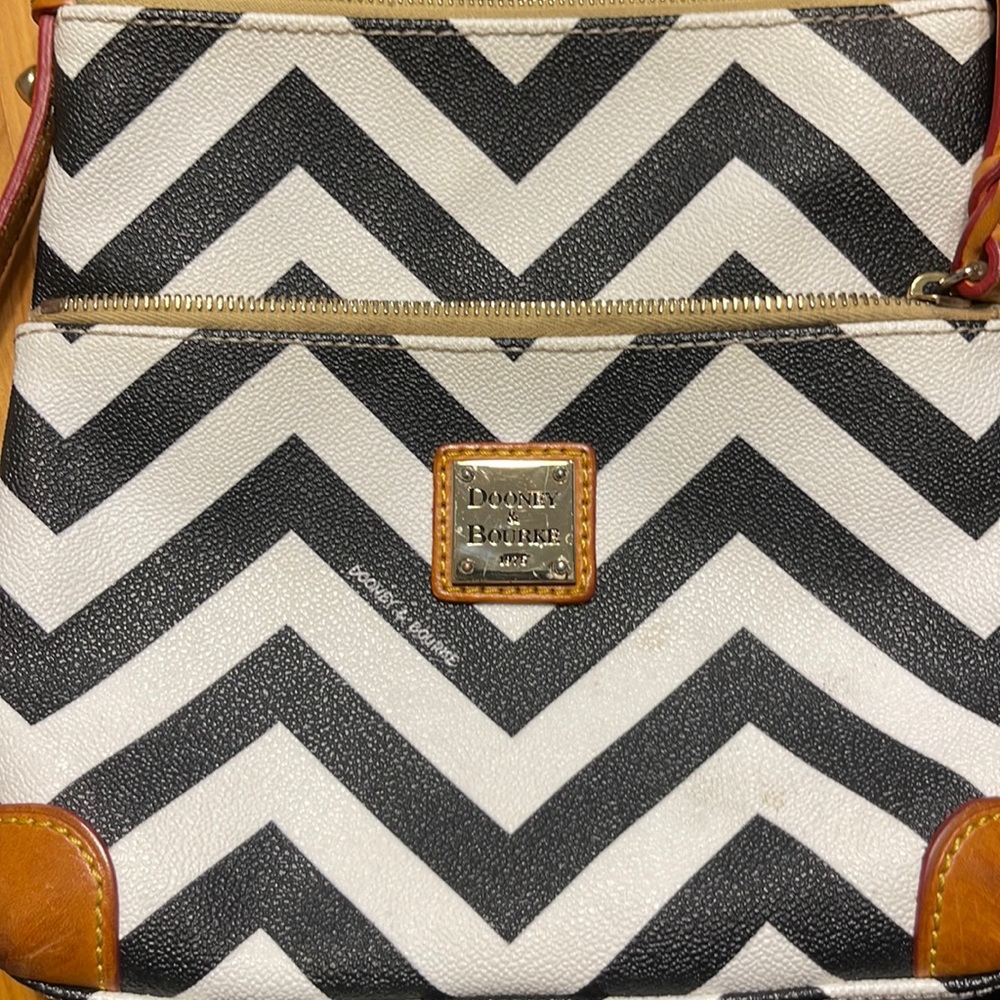 Dooney and bourke purse excellent condition